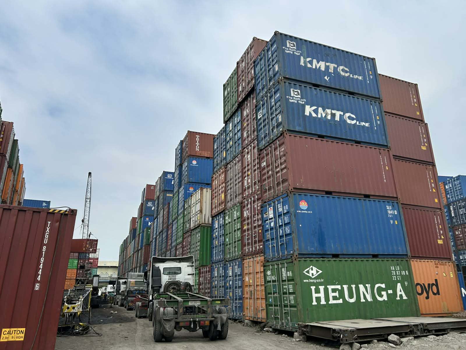 Container yard lanes and stacked units